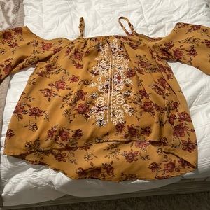 Xhilaration cold shoulder top gold with beautiful burgundy flowers. Jr small